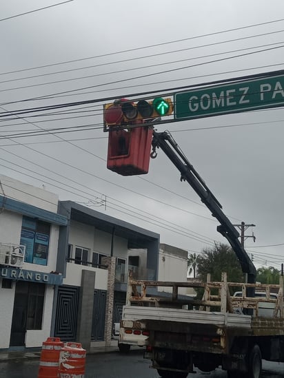 Semáforos. Personal de Ingeniería Vial, junto con sus cuadrillas, supervisó la sincronización de semáforos y el reemplazo de fases para garantizar su correcto funcionamiento.
