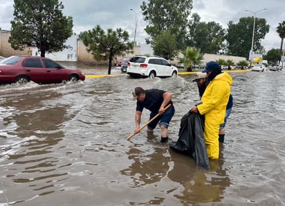 Limpieza rejillas. Personal estuvo retirando la basura para bajar los encharcamientos.