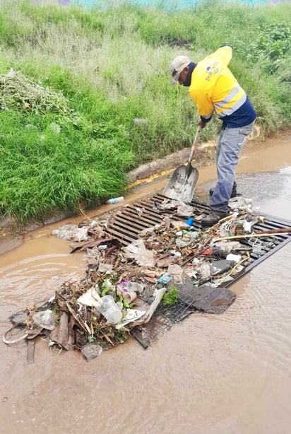 Vialidades afectadas. Vecinos reportaron que subió el agua en la parte de la calle Perimetral Ferrocarril, vialidad pegada al Parque Lineal, donde se encuentra una obra en proceso.