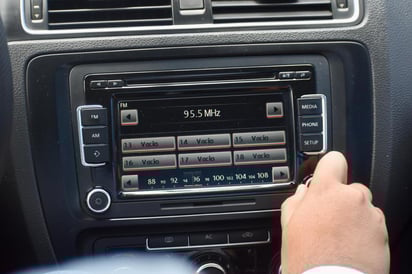 Escuchar de todo. Si bien Arturo normalmente tiene la radio, también conecta su celular para escuchar su propia música o complacer a los usuarios.