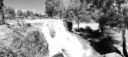Postal. La caída del agua que sale de la presa al río La Sauceda deja ver una imagen de cascadas a donde muchos se dieron cita.