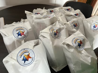 Detalles.  Cada paquete contiene folletos, calcomanías, etiquetas, bases de Guardianes y llaveros, materiales diseñados para ofrecer información clara y accesible sobre salud mental.