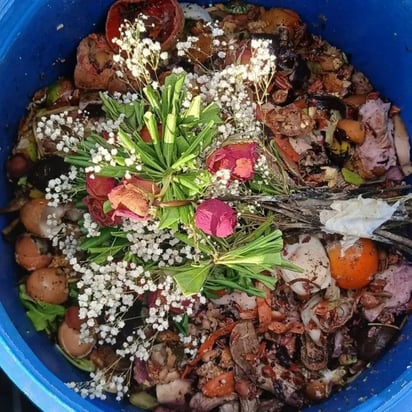 Manejo de residuos. Una manera de contribuir al cuidado del medio ambiente, es promover un manejo adecuado de los residuos orgánicos e inorgánicos. Se pueden hacer pequeñas acciones desde reducir, reciclar y reutilizar.