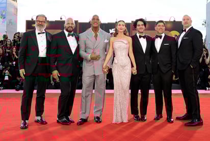 Así lucio el cast de The Smashing Machine, hoy en la Biennale Di Venezia.