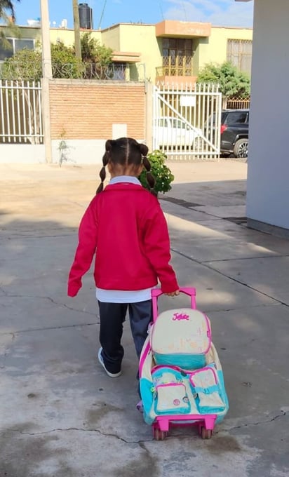 Actitud. La pequeña Anita, contenta de ir por primera vez a la escuela; ella sí fue feliz, pues quería conocer a sus nuevos amigos.