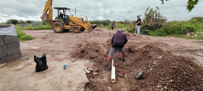 Tubería. Con recursos propios, hubo quien instaló tubería para desfogar al río La Sauceda el agua que llega a la parte baja del poblado y que forma una laguna.