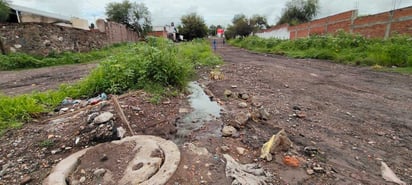 Obra. Este es el camino que le hicieron a las aguas negras a cielo abierto que llegan del conjunto habitacional militar para que entraran a un registro de drenaje.