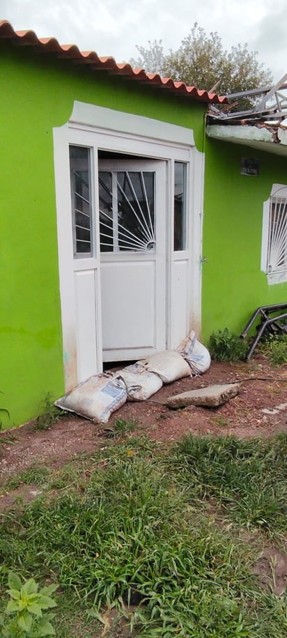 Protección. En algunas viviendas instalaron sacos de arena para evitar que el agua entrara a sus hogares.