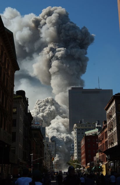 Así se vivió el desplome de La Torre Norte, consumando totalmente el fin de las Torres Gemelas.