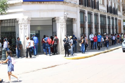 Decisión. Los bancos sí operarán el lunes; solo cerrarán el martes.
