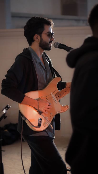 Jaír Mijares, guitarra, se encarga de los acordes y las melodías que le dan identidad al sonido de la banda.