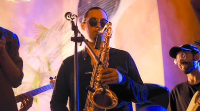 Isaías Sierra, saxofón, añade matices y solos que destacan en cada una de sus presentaciones.
