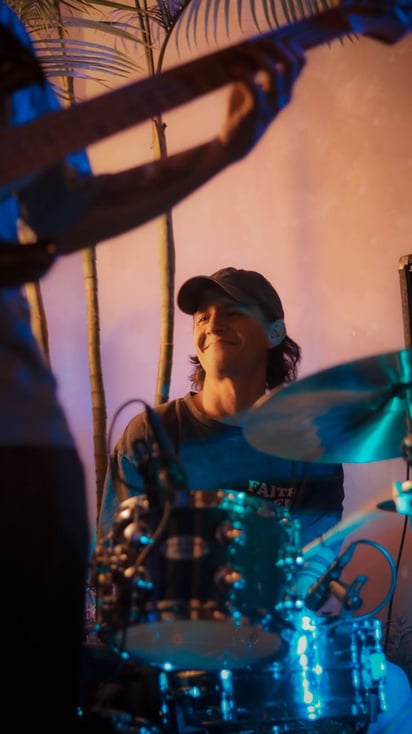 Abraham Gallardo, bajo, marca el pulso rítmico y mantiene la base de cada canción de la agrupación.