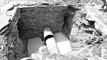 Daño. Se observó un daño en uno de los tubos, por lo que el agua se acumuló de manera considerable en la calle.