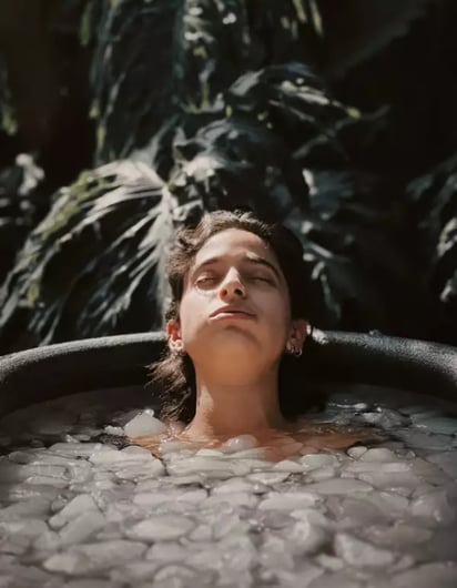 Investigaciones sugieren que la exposición regular al agua fría fortalece el sistema inmunológico frente a infecciones.