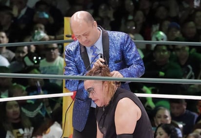 Derrotados. Cabelleras y máscaras rodaron en el aniversario del Consejo Mundial de Lucha Libre.