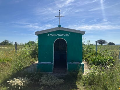 Primera. A la orilla de la carretera construyeron la capilla para el 'Santo de los pobres'.