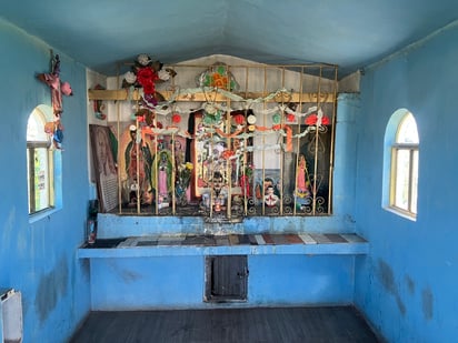 Devoción. Fieles de Jesús Malverde suelen visitarlo para pedir por su protección y ofrecerle diversas ofrendas que van desde bebidas alcohólicas hasta flores.