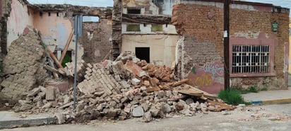 Este derrumbe de la vivienda fue casi total; solo quedó un cuarto levantado y se registró sobre la calle Francisco Sarabia esquina con Mina en el Barrio de Analco hace tres semanas.