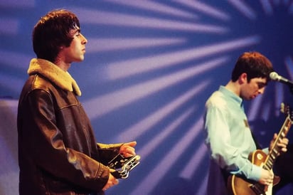 Liam y Noel Gallagher tenían la presión de superar el Definitely Maybe, álbum con el que irrumpieron en la escena. Ellos no sabrían que lo lograrían y con creces.