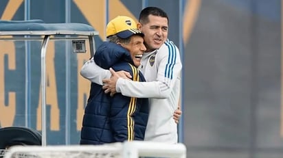 Una de las últimas fotografías de Miguel Ángel Russo, posando junto a Juan Román Riquelme.