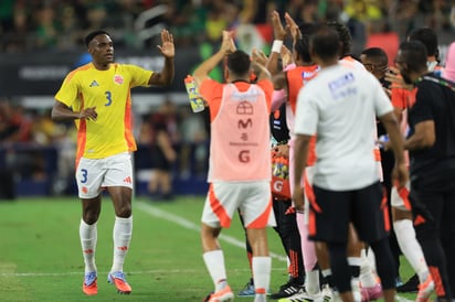 John Lucumí, autor del primer gol, festejando junto a la banca de la Selección Colombia.