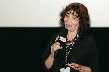 Carolina Kerlow, directora de esta cinta, la cual busca presentar un retrato íntimo y honesto de su madre.