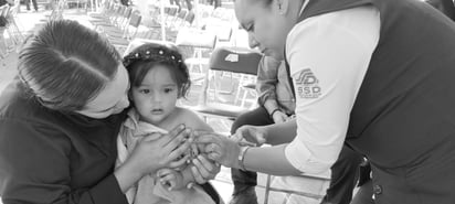 Afluencia. Niños, jóvenes y adultos mayores estuvieron asistiendo al arranque de la campaña de vacunación invernal.