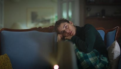 Emiliano Zurita encarna a Leo Saltzman, un hombre herido que convierte la venganza en su única forma de amor.