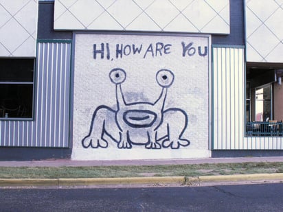 Como no sabía cómo duplicar sus grabaciones, Daniel Johnston regrababa manualmente cada copia de Hi, How Are You, dibujando a mano la misma portada una y otra vez.