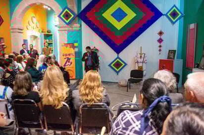 Didier Bracho durante su mensaje en la inauguración de su exposición 'Cosmogonía Wixárika' en el Museo de las Culturas Populares.