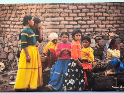 Una de las fotografías que retrata la vida cotidiana en la comunidad wixárika del Mezquital.