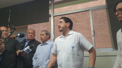 Autoridades. El Subsecretario de Atención Médica dio la cara para tratar de calmar los ánimos con los familiares de la bebé.