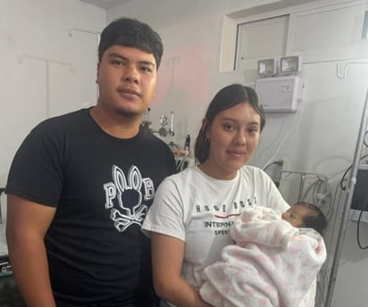 Familia. Los padres de la bebé, con mayor tranquilidad, ya con su pequeña en brazos tras haberla recuperado y pasar horas de terror.