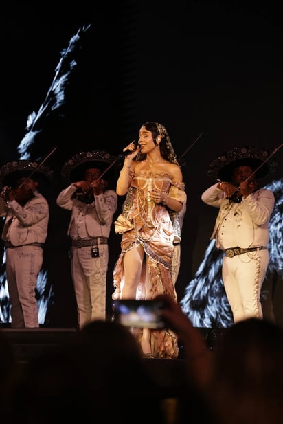 También asistió Denisse Guerrero, vocalista de Belanova.