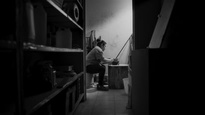 Con una estética única retratada en blanco y negro, Tratado de invisibilidad busca mostrar la otra cara de las mujeres trabajadoras en México.