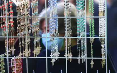 Puestos. Además de algunos alimentos, se venden medallas y objetos con la imagen.
