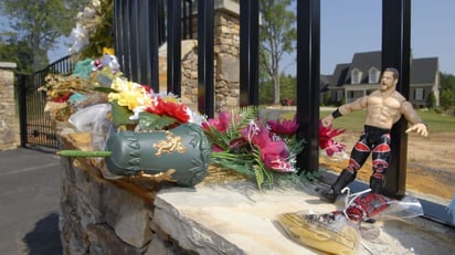 Diversas flores y tributos han sido dejados en los alrededores de la casa Benoit a lo largo de los años.