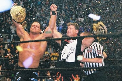 Benoit celebrando junto a su mejor amigo, Eddie Guerrero. Ambos conquistaron la cima de la WWE de manera conjunta.