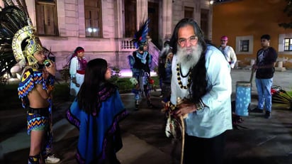 El público duranguense participó en un encuentro que fusionó historia, cosmología y sabiduría indígena viva.