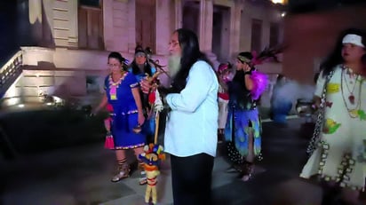 El maestro Mazatzin Aztekayolokalli durante su conferencia en el Museo El Aguacate, donde exploró la vigencia espiritual y científica del Calendario Azteca.