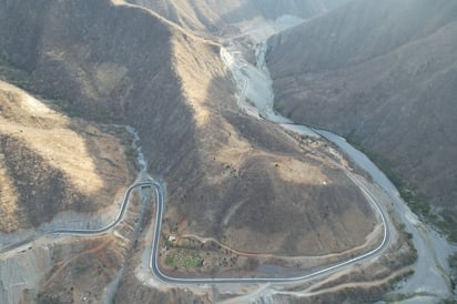 Orografía. La carretera atraviesa la Sierra Madre Occidental; es una zona de difícil acceso a más de 600 metros sobre el nivel del mar.