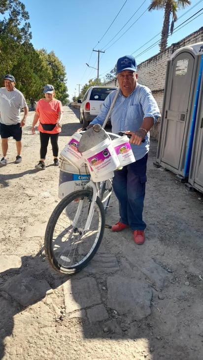 Servicio. Hasta para quienes requieren un bote para acarrear agua; un señor los ofrecía en 10 pesos, limpios y listos para usar.