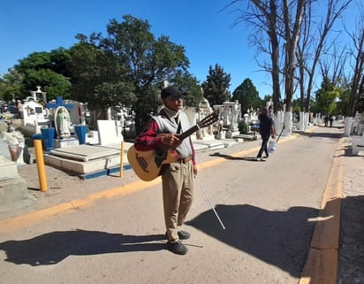 Músicos. De manera individual o en grupo ofrecen algunas melodías para los difuntos.