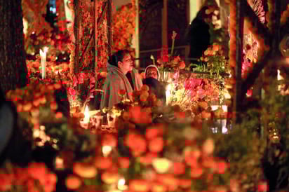 Las manos purépechas preparan con esmero los altares, reflejo de una herencia que ha trascendido generaciones.