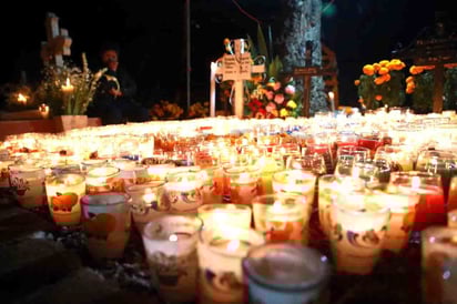 El panteón de Tzintzuntzan se convierte en un mar de luz y silencio compartido, donde la devoción se expresa en cada detalle.