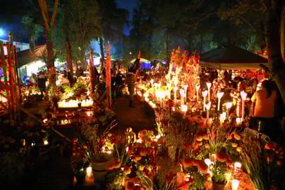 En cada ofrenda se mezclan los aromas del copal, los sabores tradicionales y los recuerdos que mantienen viva la memoria de los difuntos.