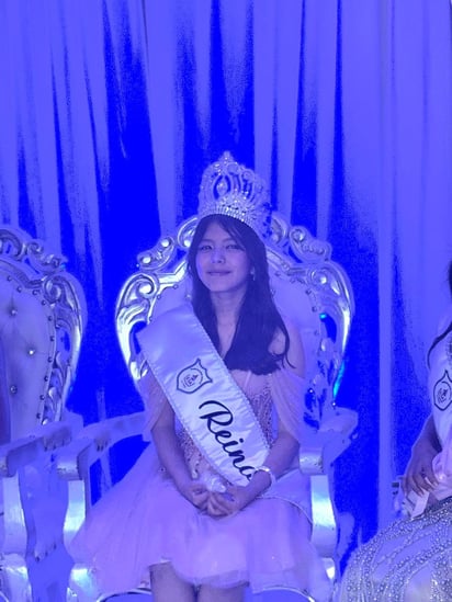 Andrea tras convertirse en la reina de la Escuela Secundaria Turno Matutino Anexa a la BYCENED.