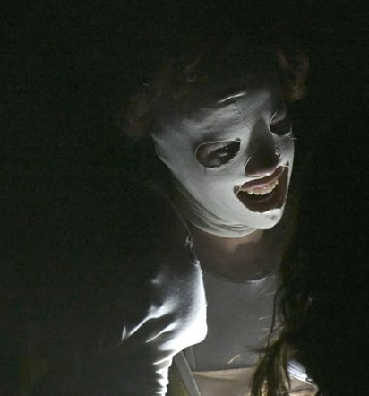 La obra aborda los conflictos internos, la culpa y la violencia desde una perspectiva que reflexiona sobre la línea que separa a las víctimas de los victimarios.