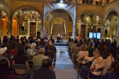 Amantes de las letras se reunieron en el recinto para conocer a la actriz y escuchar de su boca los textos del escritor.